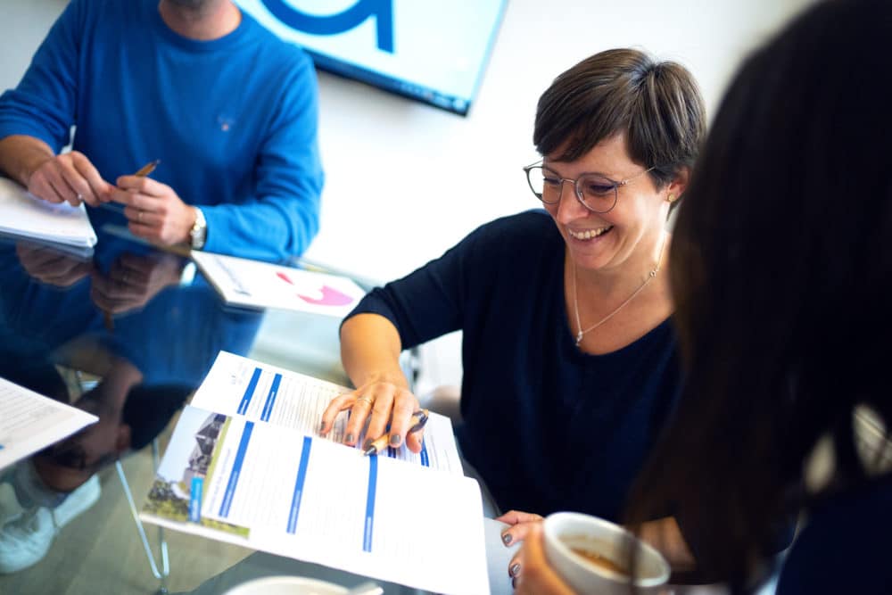 Die Bindung von Mitarbeitenden ist ein wesentlicher Erfolgsfaktor für Unternehmen, wie der Fehlzeiten-Report 2024 der AOK zeigt: Emotionale Verbundenheit senkt die Krankheitsrate und steigert die Zufriedenheit. Maßnahmen zur Gesundheitsförderung, wie eine betriebliche Krankenversicherung (bKV), bieten einen zusätzlichen Anreiz und unterstreichen das Wohlbefinden der Mitarbeitenden. Unternehmen, die in die Gesundheit ihrer Mitarbeitenden investieren, stärken deren emotionale Bindung und sichern langfristig ihren Erfolg.